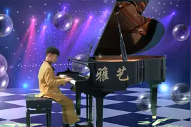 帅气的小男孩演奏钢琴曲：心语心愿视频封面