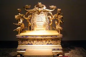 美女带龙椅鉴宝，王刚不敢轻易触碰，7000万惊人天价让全场沸腾