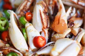 最新爆款产品，捞汁蟹钳，采取先腌制后生泡的做法，口味地道鲜美