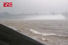 湖北宜昌三峡大坝8孔泄洪腾库 库区水位160.28米视频封面