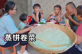 蒸几张薄饼，炒几个家常菜，薄饼卷菜真好吃！