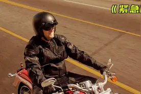 男人骑车看美女，被汽车撞成两半视频封面