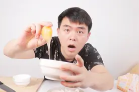 小伙把鸡蛋冷冻24个小时再煮，没想到做出一颗晶莹剔透的爆浆蛋