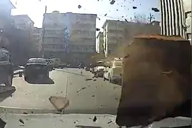 大风刮来碎瓦片！男子行车时被空中掉落的瓦片砸中，同行女子惊呼视频封面