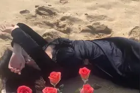 女子海边拍照，用花朵精心布景优雅躺沙滩，不料海浪来袭尖叫翻车视频封面