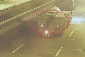 货车疾驶中 突然一名男子从摩托车跳上大货车 监控拍下这一幕！视频封面