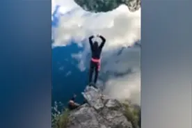 男子纵身一跃从悬崖跳入“云端”消失 视频曝光网友直呼被骗了视频封面