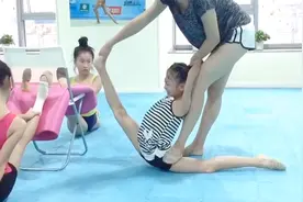 舞蹈班学生被老师压出高难度一字马，全班孩子挨个压，全都疼哭了