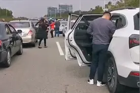 注意！广东许广高速迎来节前高峰，一东莞车主塞在路上6小时视频封面