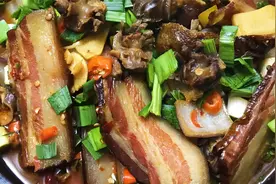 五花腊肉配鸡胗，锅底来点红红绿绿的素菜，冬天暖暖的火锅视频封面