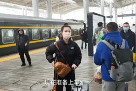 乘坐绿皮火车硬座，餐车里点餐吃饭，价格你能接受吗