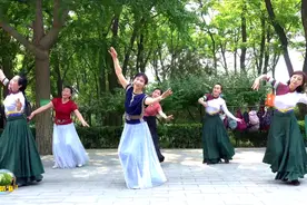 紫竹院广场舞《北京的金山上》，热情洋溢，充满活力！