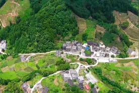 低调的许华升，出资百万为家乡修路灯，老家的房子却是如此的普通