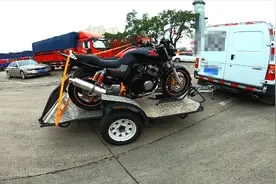 700公斤小拖挂不上牌吗？高速公路眼见为实，摩托快艇雪地撬走你