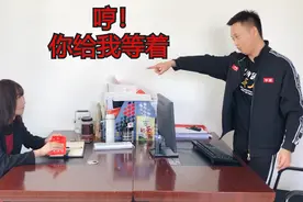 美女不给吃零食，小哥当场下单快递速达，这是什么“神仙”快递？视频封面