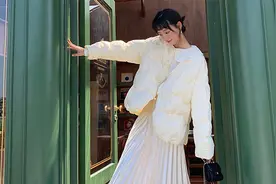 这件浅黄色V领羽绒服很特别，百搭甜美又有型，穿起来很有韵味视频封面