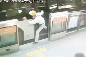 监拍：老人下公交时被车门夹脚 挣脱中遭拖行两米后摔倒在地视频封面