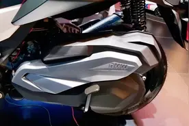 6.89万！宝马运动踏板C400X，前后碟刹配ABS，油耗3.5，颜值爆表视频封面