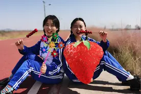 沙雕闺蜜打卡网红草地，搞怪姿势连连拍，尽情玩乐超逗视频封面