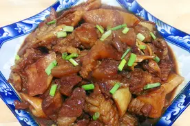 苹果和牛肉这样一起炖，太香了，软糯带嚼劲，咬一口流汁，很下饭