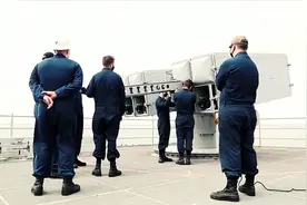 看美军最新型航母如何装填拦截弹，4个人忙活半天才装好1枚导弹视频封面