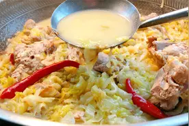 酸菜炖大骨怎么做好吃？教你正宗做法，汤汁浓白鲜香糯烂，收藏了视频封面