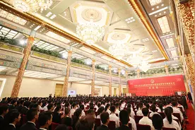 我国第一代核潜艇总设计师黄旭华被授予共和国勋章