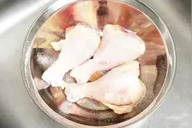 还在用清水洗鸡腿吗？教你只需用一点它，脏东西血水自己跑出来