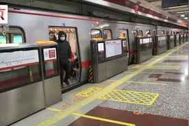 北京研究地铁“高峰票价+通勤优惠”，刚性通勤不会受影响视频封面