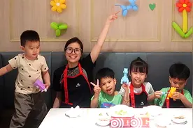 双胞胎第一次表演，晚上欢聚吃火锅，四姐弟过得超开心！视频封面