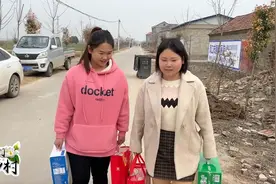 妞妞带燕子第一次去农村家，燕子又打扮又买礼，表哥表姐热情迎接视频封面