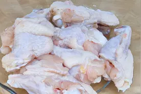 鸡翅根切记直接焯水，教你正确做法，肉嫩汤鲜，一顿3斤不够吃