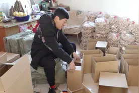 农村小伙一天发了100多单快递，快递员能挣多少钱？这收入不低吧