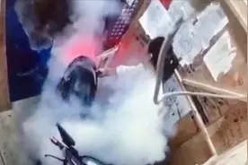 监拍：女骑手推电动车乘电梯上楼 突然着火电梯瞬间浓烟四起视频封面