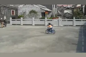 小女孩骑车一招“神龙摆尾”，姿势帅气爸爸看傻眼：怎么都学不会视频封面