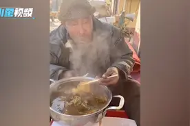 河北拾荒老人到饭店讨剩饭吃，善良老板娘偷偷做新的给他视频封面
