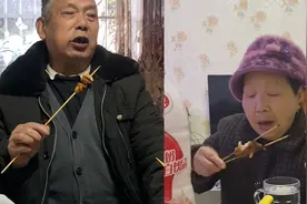 妈妈不在家，孙女给爷爷奶奶吃烧烤逗乐网友：再配个奶茶吧视频封面