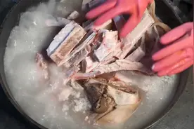 妈妈用大气锅做的热气腾腾的牛头汤，味道鲜美，一起学习一下吧！