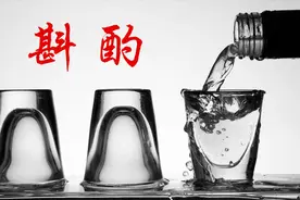 斟酌原来是两种倒酒的方式，而且涉及到了很多的成语！