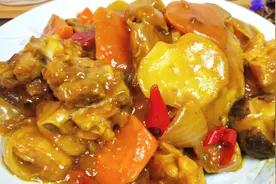 跟我一起学做咖喱土豆鸡米饭，简单易做，汤汁浓郁，好吃到想舔盘