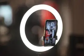 央视揭秘网红直播套路：自己人假pk，打赏的多是“托”视频封面