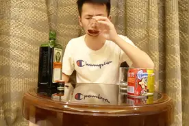 小伙130买一瓶野格酒，试喝2种喝法，如同喝了一口糖浆