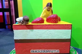 发现巨大的霸王龙，这真是太真实了，小女孩去参观恐龙乐园视频封面