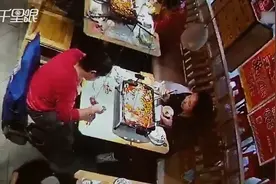 顾客称吃烤鱼时爆炸被烫伤索赔14.5万 商家：只烫了一个泡视频封面