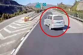 危险！实拍：面包车高速公路急停变道 后方大货车避不开一头撞上