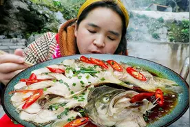 苗大姐做鲈鱼盖浇饭，整条直接吃，又嫩又鲜骨头都舍不得吐