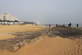 日照的灯塔风景区，岸边很多天然礁石！