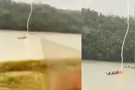 一道白光从天而降！男子划龙舟被闪电击中落水失联，事发瞬间曝光视频封面