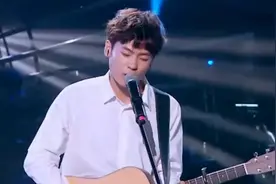 隔壁老樊一首《多想在平庸的生活拥抱你》把现场粉丝唱哭视频封面