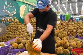 见识一下泰国人开榴莲，刀工技术一绝，榴莲只要几块钱一斤